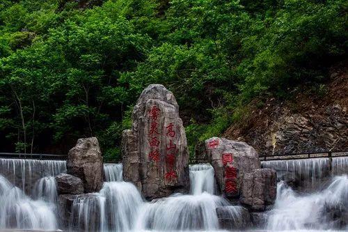 愿无大碍!吉伦沃特与郭凯抢球时撞到广告牌 随后返回更衣室